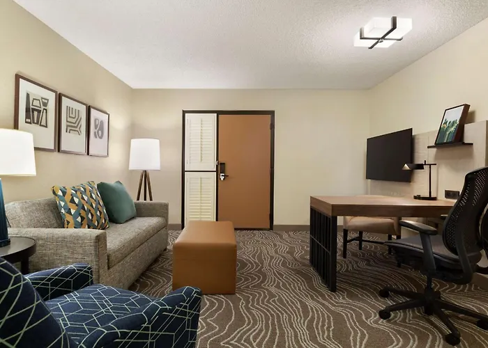 Embassy By Hilton Phoenix Hotel 4*