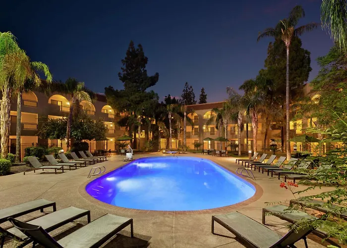 Embassy By Hilton Phoenix Hotel 4*