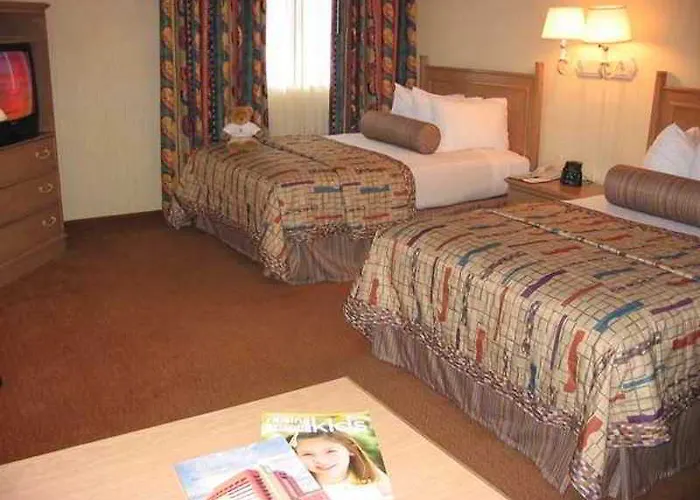 Embassy By Hilton Phoenix Hotel 4*